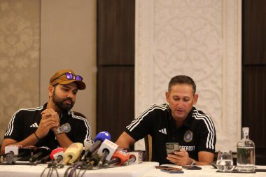 NEW DELHI INDIA 21 AĞUSTOS 2023 Hint kriket takımı kaptanı Rohit Sharma ve kıdemli erkek kriket takımı başkanı Ajit Agarkar, 21 Ağustos 2023 tarihinde Taj Sarayı 'nda Asya Kupası erkek takımının duyurusu hakkında basın mensuplarına demeç verdi. 