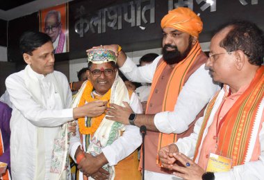 PATNA INDIA AUGust 20 Ağustos 2023 Bihar BJP Başkanı Samrat Choudhary ve Sendika Bakanı Nityanand Rai, 20 Ağustos 2023 'te Patna Hindistan' da Santosh Kumar 'ın BJP ofisinde Bihar Yasama Konseyi' nde yeni seçilen muhalefet lideri Hari Sahni 'yi onurlandırdılar.