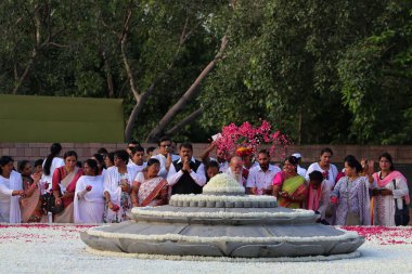NEW DELHI INDIA 20 AĞUSTOS 2023 Kongre parti liderleri ve işçiler, eski Hindistan Başbakanı Rajiv Gandhi 'nin 79. doğum yıldönümünde, 20 Ağustos 2023 tarihinde Vir Bhumi Rajghat' ta, 7.
