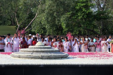 NEW DELHI INDIA 20 AĞUSTOS 2023 Kongre parti liderleri ve işçiler, eski Hindistan Başbakanı Rajiv Gandhi 'nin 79. doğum yıldönümünde, 20 Ağustos 2023 tarihinde Vir Bhumi Rajghat' ta, 7.