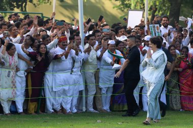 NEW DELHI INDIA 20 AĞUSTOS 2023 Kongre Başkanı Priyanka Gandhi, eski Hindistan Başbakanı Rajiv Gandhi 'nin 79. doğum yıldönümünü kutlamak amacıyla 20 Ağustos 2023' te Yeni Delhi 'de Hindistan Raji Raji Vir.