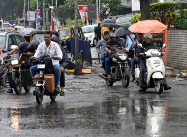 MUMBAI INDIA 19 AĞUSTOS 2023 19 Ağustos 2023 'te Goregaon' da Muson yağmurunun keyfini çıkaran insanlar Mumbai Hindistan Fotoğrafı Vijay Bate Hindustan Times