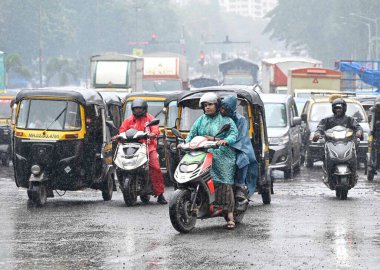 MUMBAI INDIA 19 AĞUSTOS 2023 19 Ağustos 2023 'te Goregaon' da Muson yağmurunun keyfini çıkaran insanlar Mumbai Hindistan Fotoğrafı Vijay Bate Hindustan Times