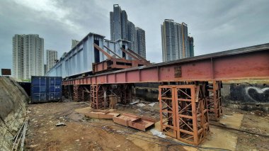 MUMBAI, INDIA, 19 AĞUSTOS 2023 Nahoor demiryolu kirişi bu gece Nahoor ve Mulund arasında inşa edilecek. 19 Ağustos 2023 'te büyük bir merkez demiryolu bloğu olacak. 