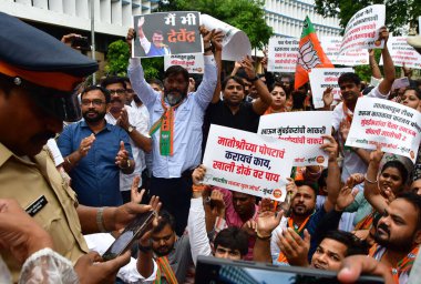 MUMBAI INDIA AUGust 19 Ağustos 2023 Bharatiya Janata Yuva Morcha aktivistleri, 19 Ağustos 2023 'te Bhush tarafından Hindistan' da çekilen BJP ofisi Nariman Point 'te uygunsuz küfürlü dil kullandıkları için Shiv Sena ve Uddhav Thackeray' i protesto ettiler.