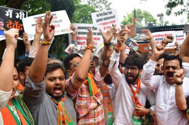 MUMBAI INDIA AUGust 19 Ağustos 2023 Bharatiya Janata Yuva Morcha aktivistleri, 19 Ağustos 2023 'te Bhush tarafından Hindistan' da çekilen BJP ofisi Nariman Point 'te uygunsuz küfürlü dil kullandıkları için Shiv Sena ve Uddhav Thackeray' i protesto ettiler.