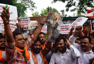 MUMBAI INDIA AUGust 19 Ağustos 2023 Bharatiya Janata Yuva Morcha aktivistleri, 19 Ağustos 2023 'te Bhush tarafından Hindistan' da çekilen BJP ofisi Nariman Point 'te uygunsuz küfürlü dil kullandıkları için Shiv Sena ve Uddhav Thackeray' i protesto ettiler.