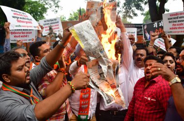 MUMBAI INDIA AUGust 19 Ağustos 2023 Bharatiya Janata Yuva Morcha aktivistleri, 19 Ağustos 2023 'te Bhush tarafından Hindistan' da çekilen BJP ofisi Nariman Point 'te uygunsuz küfürlü dil kullandıkları için Shiv Sena ve Uddhav Thackeray' i protesto ettiler.