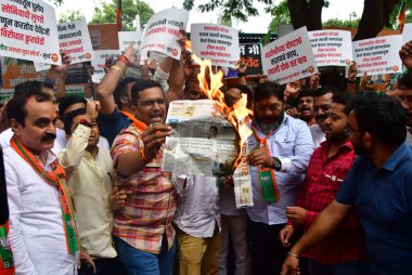 MUMBAI INDIA AUGust 19 Ağustos 2023 Bharatiya Janata Yuva Morcha aktivistleri, 19 Ağustos 2023 'te Bhush tarafından Hindistan' da çekilen BJP ofisi Nariman Point 'te uygunsuz küfürlü dil kullandıkları için Shiv Sena ve Uddhav Thackeray' i protesto ettiler.