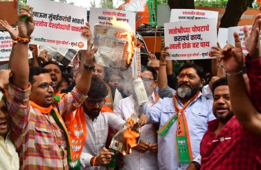 MUMBAI INDIA AUGust 19 Ağustos 2023 Bharatiya Janata Yuva Morcha aktivistleri, 19 Ağustos 2023 'te Bhush tarafından Hindistan' da çekilen BJP ofisi Nariman Point 'te uygunsuz küfürlü dil kullandıkları için Shiv Sena ve Uddhav Thackeray' i protesto ettiler.