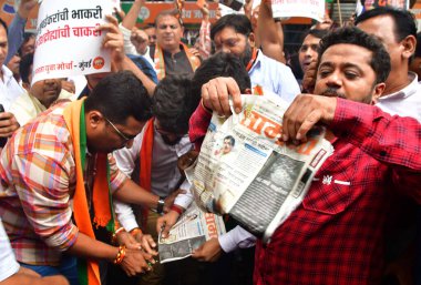MUMBAI INDIA AUGust 19 Ağustos 2023 Bharatiya Janata Yuva Morcha aktivistleri, 19 Ağustos 2023 'te Bhush tarafından Hindistan' da çekilen BJP ofisi Nariman Point 'te uygunsuz küfürlü dil kullandıkları için Shiv Sena ve Uddhav Thackeray' i protesto ettiler.
