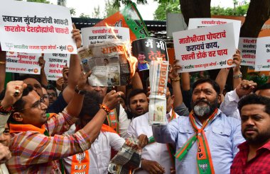 MUMBAI INDIA AUGust 19 Ağustos 2023 Bharatiya Janata Yuva Morcha aktivistleri, 19 Ağustos 2023 'te Bhush tarafından Hindistan' da çekilen BJP ofisi Nariman Point 'te uygunsuz küfürlü dil kullandıkları için Shiv Sena ve Uddhav Thackeray' i protesto ettiler.
