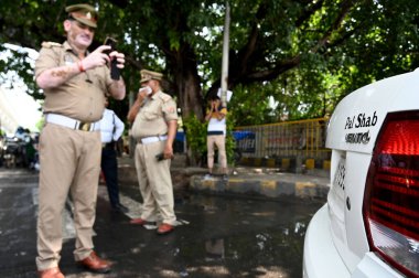 NOIDA INDIA 19 AĞUSTOS 2023 16. bölgedeki Uttar Pradesh Hükümeti 'nin emriyle trafik polisi 19 Ağustos 2023' te Noida Hindistan 'da araçların kast göstergesine karşı bir kampanya başlattı. 