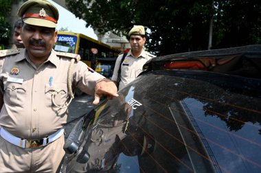 NOIDA INDIA 19 AĞUSTOS 2023 16. bölgedeki Uttar Pradesh Hükümeti 'nin emriyle trafik polisi 19 Ağustos 2023' te Noida Hindistan 'da araçların kast göstergesine karşı bir kampanya başlattı. 