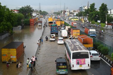 GURUGRAM INDIA 19 AĞUSTOS 2023 Araçlar, 19 Ağustos 2023 'te Hindistan Gurugram' da Parveen Kumar Hindustan Times tarafından çekilmiştir.