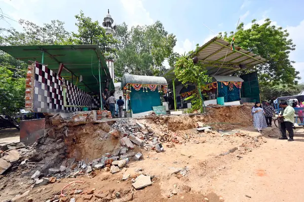 stock image NEW DELHI INDIA AUGUST 20 2023 PWD demolished encroachment outside Mama Bhanja Mazar during an anti encroachment drive at Jhandewalan on August 20 2023 in New Delhi India The demolition was carried out in the presence of a large number of police and 