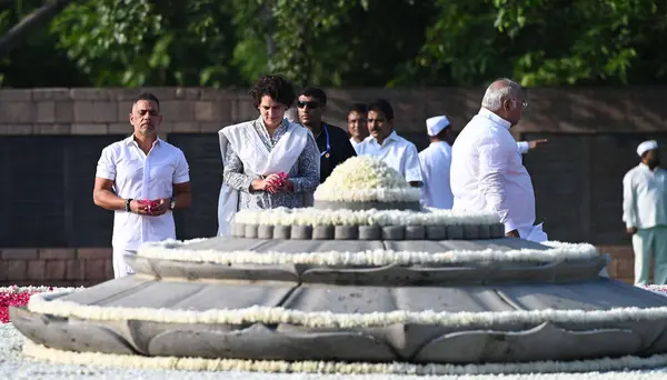 stock image NEW DELHI INDIA AUGUST 20 2023 Congress President Mallikarjun Kharge with Priyanka Gandhi Vadra and Robert Vadra paying tribute to former Prime Minister Rajiv Gandhi on his 79th birth anniversary at Veer Bhumi on August 20 2023 in New Delhi India Raj