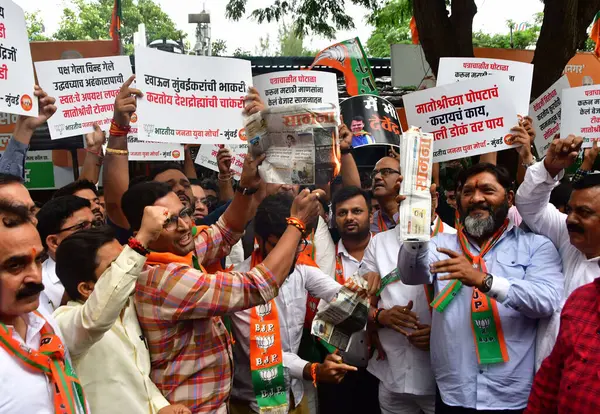 MUMBAI INDIA AUGust 19 Ağustos 2023 Bharatiya Janata Yuva Morcha aktivistleri, 19 Ağustos 2023 'te Bhush tarafından Hindistan' da çekilen BJP ofisi Nariman Point 'te uygunsuz küfürlü dil kullandıkları için Shiv Sena ve Uddhav Thackeray' i protesto ettiler.