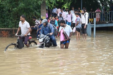 GURUGRAM INDIA 19 AĞUSTOS 2023 İnsanlar, Narsinghpur köyü yakınlarındaki Ulusal Otoyol 48 'deki şiddetli yağmurun ardından işyerlerine gitmek için 19 Ağustos 2023' te Hindistan Gurugram 'da Parveen Kumar Hindusta' nın çektiği bir fotoğraf.