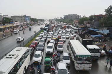 GURUGRAM, INDIA, 19 AĞUSTOS 2023 Ulusal Karayolu 48 'de şiddetli yağmur suları altında kaldıktan sonra 19 Ağustos 2023 tarihinde Honda Boğazı Kahramanı yakınlarında trafik sıkışıklığı yaşandı.