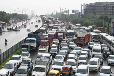 GURUGRAM, INDIA, 19 AĞUSTOS 2023 Ulusal Karayolu 48 'de şiddetli yağmur suları altında kaldıktan sonra 19 Ağustos 2023 tarihinde Honda Boğazı Kahramanı yakınlarında trafik sıkışıklığı yaşandı.