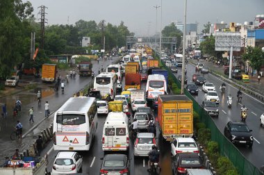 GURUGRAM, INDIA, 19 AĞUSTOS 2023 Ulusal Karayolu 48 'de şiddetli yağmur suları altında kaldıktan sonra 19 Ağustos 2023 tarihinde Honda Boğazı Kahramanı yakınlarında trafik sıkışıklığı yaşandı.