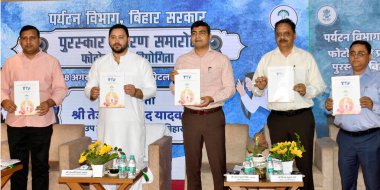 PATNA INDIA AUGust 18 Ağustos 2023 Bihar Genel Başkan Yardımcısı Tejashwi Yadav ve diğerleri 18 Ağustos 2023 'te Hotel Lemontree' de düzenlenen Dünya Fotoğraf Günü arifesinde düzenlenen ödül dağıtım töreninde hatıra bırakıyorlar.