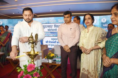 PATNA INDIA AUGust 18 Ağustos 2023 Bihar Genel Başkan Yardımcısı Tejashwi Yadav, 18 Ağustos 2023 tarihinde Hotel Lemontree 'de düzenlenen Dünya Fotoğraf Günü arifesinde düzenlenen ödül dağıtım töreninin açılışında lambayı yaktı.