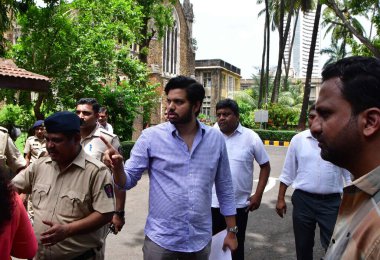 MUMBAI, INDIA, AUGust 18, 2023 Varun Sardesai ve Yuva Sena ve Chhatrabharti Öğrenci Birliği 'nin ofis görevlileri Mumbai Üniversitesi Kalesi' ne giriş için kapılar kapalıyken polisle tartıştılar. 