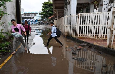 MUMBAI INDIA 19 AĞUSTOS 2023 2 yıldır yapılan şikayetlere rağmen demiryolu Prabhadevi Tren İstasyonu 'nun yerleşim yerlerini temizleyememesine rağmen yerel eylemciler ve banliyö sakinleri Prabhadevi Tren İstasyonu' na girişin son derece kirli olduğunu söyledi.