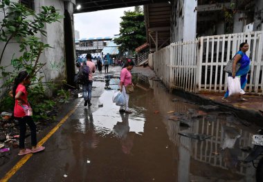 MUMBAI INDIA 19 AĞUSTOS 2023 2 yıldır yapılan şikayetlere rağmen demiryolu Prabhadevi Tren İstasyonu 'nun yerleşim yerlerini temizleyememesine rağmen yerel eylemciler ve banliyö sakinleri Prabhadevi Tren İstasyonu' na girişin son derece kirli olduğunu söyledi.
