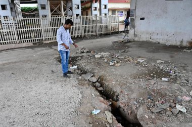 MUMBAI INDIA 19 AĞUSTOS 2023 2 yıldır yapılan şikayetlere rağmen demiryolu Prabhadevi Tren İstasyonu 'nun yerleşim yerlerini temizleyememesine rağmen yerel eylemciler ve banliyö sakinleri Prabhadevi Tren İstasyonu' na girişin son derece kirli olduğunu söyledi.