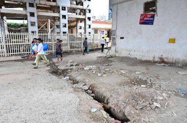 MUMBAI INDIA 19 AĞUSTOS 2023 2 yıldır yapılan şikayetlere rağmen demiryolu Prabhadevi Tren İstasyonu 'nun yerleşim yerlerini temizleyememesine rağmen yerel eylemciler ve banliyö sakinleri Prabhadevi Tren İstasyonu' na girişin son derece kirli olduğunu söyledi.