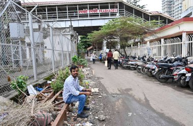 MUMBAI INDIA 19 AĞUSTOS 2023 2 yıldır yapılan şikayetlere rağmen demiryolu Prabhadevi Tren İstasyonu 'nun yerleşim yerlerini temizleyememesine rağmen yerel eylemciler ve banliyö sakinleri Prabhadevi Tren İstasyonu' na girişin son derece kirli olduğunu söyledi.