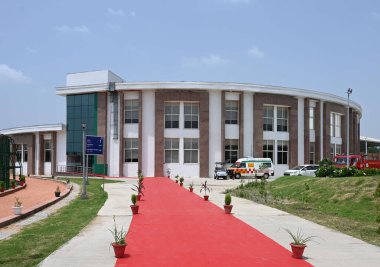 NEW DELHI INDIA AĞUSTOS 18 AĞUSTOS 2023 İdari Bina 'nın yeni açılan DDA Spor Kompleksi Sektör 17 Dwarka' daki görüntüsü bir fonksiyon sırasında Güney Delhi Milletvekili Pravesh Sahib Singh Verma 'nın huzurunda Delhi Valisi Yardımcısı Vinai Kumar Saxena tarafından