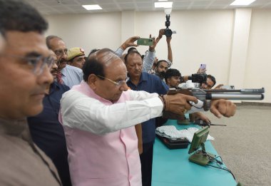 NEW DELHI INDIA AUGust 18 AĞUSTOS Delhi Valisi Vinai Kumar Saxena 17. Bölge Dwarka 'daki Pistol Sports kompleksine elini sürmeye çalıştı.