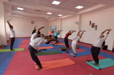  NEW DELHI INDIA AUGust 18 AĞUSTOS 2023 Yeni açılan DDA Spor Kompleksi Sektörü 17 Dwarka 'da Yoga Sınıfı manzarası Delhi Valisi Yardımcısı Vinai Kumar Saxena' nın Batı Delhi Milletvekili Pravesh Sahib Singh Verma 'nın Dwarka' daki bir görevi sırasında