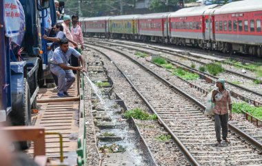 NEW DELHI INDIA AUGust 18 AUGust 2023 Delhi Belediyesi MCD ve Demiryolu çalışanları Sivrisinek Terminatör Treninden çıkan böcek ilaçlarını tren rayları boyunca püskürterek Yeni Delhi Tren İstasyonu 'nda sivrisineklerin üremesini önledikleri görüldü. 