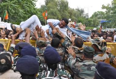 NEW DELHI INDIA 17 AĞUSTOS 17 AĞUSTOS 2023 Güvenlik personeli, 17 Ağustos 2023 'te Yeni Delhi' de Panic Button Dolandırıcılığı iddiasıyla Delhi hükümetine karşı düzenlenen protesto yürüyüşünde BJP çalışanlarını durdurmaya çalıştı.