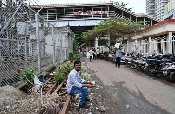 MUMBAI INDIA 19 AĞUSTOS 2023 2 yıldır yapılan şikayetlere rağmen demiryolu Prabhadevi Tren İstasyonu 'nun yerleşim yerlerini temizleyememesine rağmen yerel eylemciler ve banliyö sakinleri Prabhadevi Tren İstasyonu' na girişin son derece kirli olduğunu söyledi.