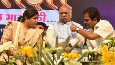 YENİ DELHI INDIA 17 AĞUSTOS 17 AĞUSTOS Kongre Başkanı Mallikarjun Kharge ve parti lideri KC Venugopal ve Tüm Hindistan Mahila Kongresi Başkanı Netta DSouza, Mahila Kongre Bloğu Başkanları ve Taşıyıcıları 'nın ulusal kongresinde bir araya geldiler.