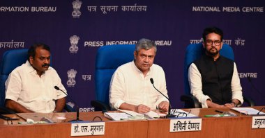 YENİ DELHI INDIA 16 AĞUSTOS 16 Ağustos 2023 Birlik Bakanları Ashwini Vaishnav Anurag Singh Thakur ve L Murugan MoS Bilgi ve Yayın Bakanlığı 'nda 16 Ağustos 2023 tarihinde Milli Medya Merkezi' nde kabine kararları hakkında basın toplantısı düzenlediler.
