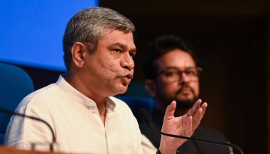 NEW DELHI INDIA 16 AĞUSTOS 2023 Birlik Bakanları Ashwini Vaishnav ve Anurag Singh Takur 16 Ağustos 2023 tarihinde Yeni Delhi 'de Ulusal Medya Merkezi' nde düzenlenen basın toplantısında Başbakan Narendra Mo liderliğindeki Birlik Kabinesi