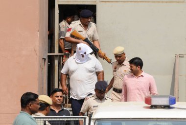 GURUGRAM INDIA 16 AĞUSTOS 16.2023 Nuh polisi, Nuh ve Gurugram 'ı bağlayan toplumsal şiddet durumunda Nuh' u tutuklayan ve Gurugram ve Gurugram 'a saldıran Nuh' u tutuklayan Bittu Bajrangi olarak bilinen İnek Kanunsuzu Raj Kumar 'ı 16 Ağustos 2023' te Nuh Bölge Mahkemesi 'ne getirdi. 