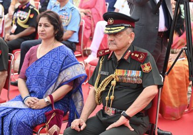 NEW DELHI INDIA 15 AĞUSTOS 2023 Savunma Kurmay Başkanı CDS Generali Anil Chauhan ve eşi 15 Ağustos 2023 'te Yeni Delhi' de gerçekleşen Bağımsızlık Günü münasebetiyle Hindistan 'ın farklı ülkelere yardım ettiğini söyledi.