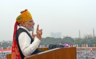 NEW DELHI INDIA 15 AĞUSTOS 2023 Başbakan Narendra Modi, 15 Ağustos 2023 'te Yeni Delhi' de düzenlenen Bağımsızlık Günü münasebetiyle Kızıl Kale 'de ulusa seslenirken Hindistan' ın farklı ülkelere yardım ettiğini söyledi.
