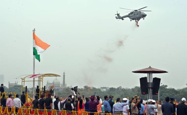 Yeni DELHI INDIA 15 Ağustos 2023 Hindistan Hava Kuvvetleri helikopteri Başbakan Narendra Modi 'nin Yeni Delhi' de 15 Ağustos 2023 'te 77. Bağımsızlık Günü' nde Kızıl Kale 'deki Hint bayrağını açması üzerine çiçek yaprakları yağdırdı. 