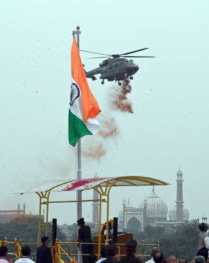 Yeni DELHI INDIA 15 Ağustos 2023 Hindistan Hava Kuvvetleri helikopteri Başbakan Narendra Modi 'nin Yeni Delhi' de 15 Ağustos 2023 'te 77. Bağımsızlık Günü' nde Kızıl Kale 'deki Hint bayrağını açması üzerine çiçek yaprakları yağdırdı. 