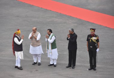 NEW DELHI INDIA 15 AĞUSTOS Birlik Savunma Bakanı Rajnath Singh Mos Savunma Bakanı Ajay Bhatt Savunma Bakanı Giridhar Aramane, 77. Bağımsızlık Günü 'nde onur kıtasını denetlemeden önce Başbakan Narendra Modi' yi karşıladı.