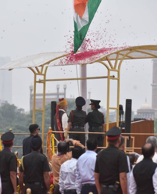 NEW DELHI INDIA 15 AĞUSTOS 15 AĞUSTOS 2023 Başbakan Narendra Modi ulusal bayrağını Kızıl Kale 'nin surlarında göndere çekerken tarihi Kızıl Kale' de 15 Ağustos 2023 tarihinde Yeni Delhi 'de Narendra Modi Hindistan' ın